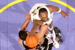 华体会登录-篮球比赛激烈对抗，选手拼尽全力