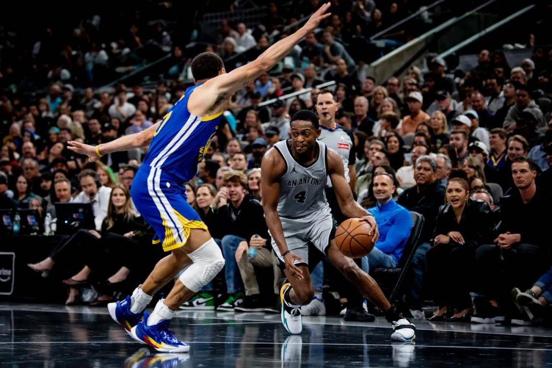 马刺绝杀希腊男篮，库里送出助攻